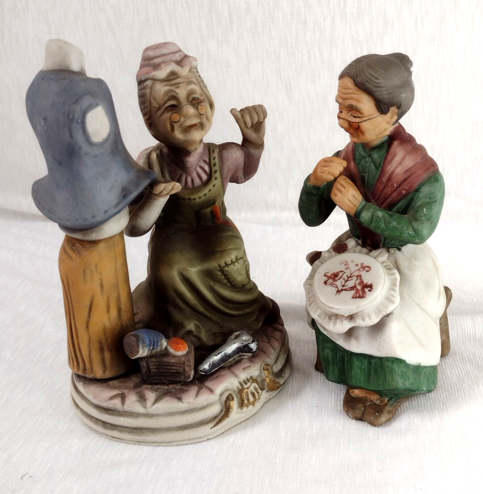 Capodimonte Seamstress Figurines 2 Elderly Doing Gossip about Dress 15.3cm Org Main Image