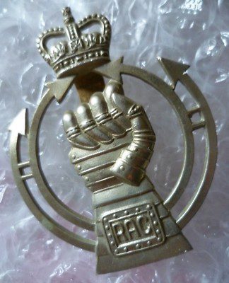 Royal Armoured Corps Cap Badge QC EIIR Issued White Metal Slider Vintage Org Main Image