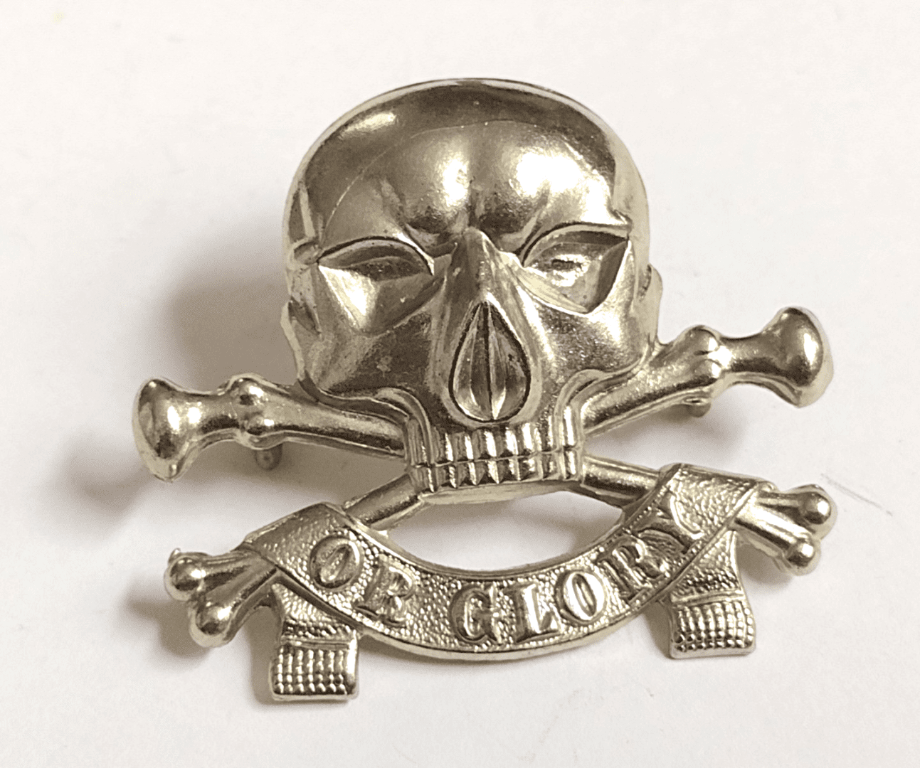 WW2 17th/21st Lancers Death or Glory Cap Badge Deaths Head White Metal Vintage Main Image